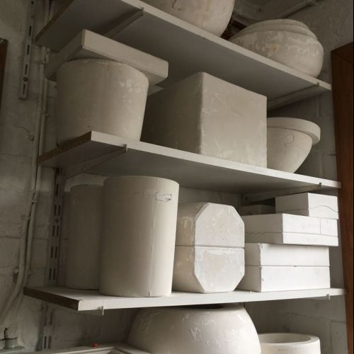 Moules pour porcelaine de coulage dans l'atelier de Marie Anne Ver Eecke